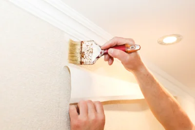 Pose de papier peint à Ségura — revêtements muraux et toiles de verre